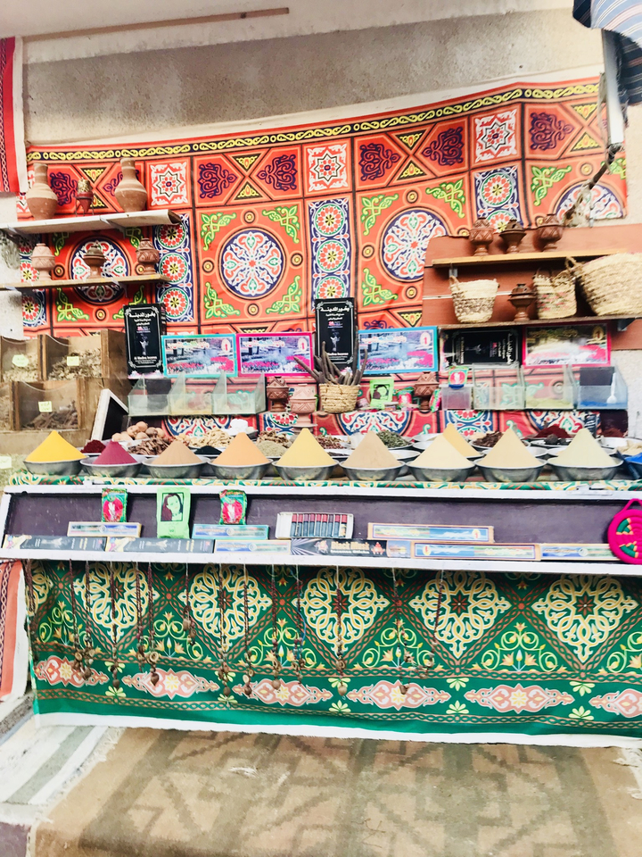 Étalage de diverses épices dans un marché.