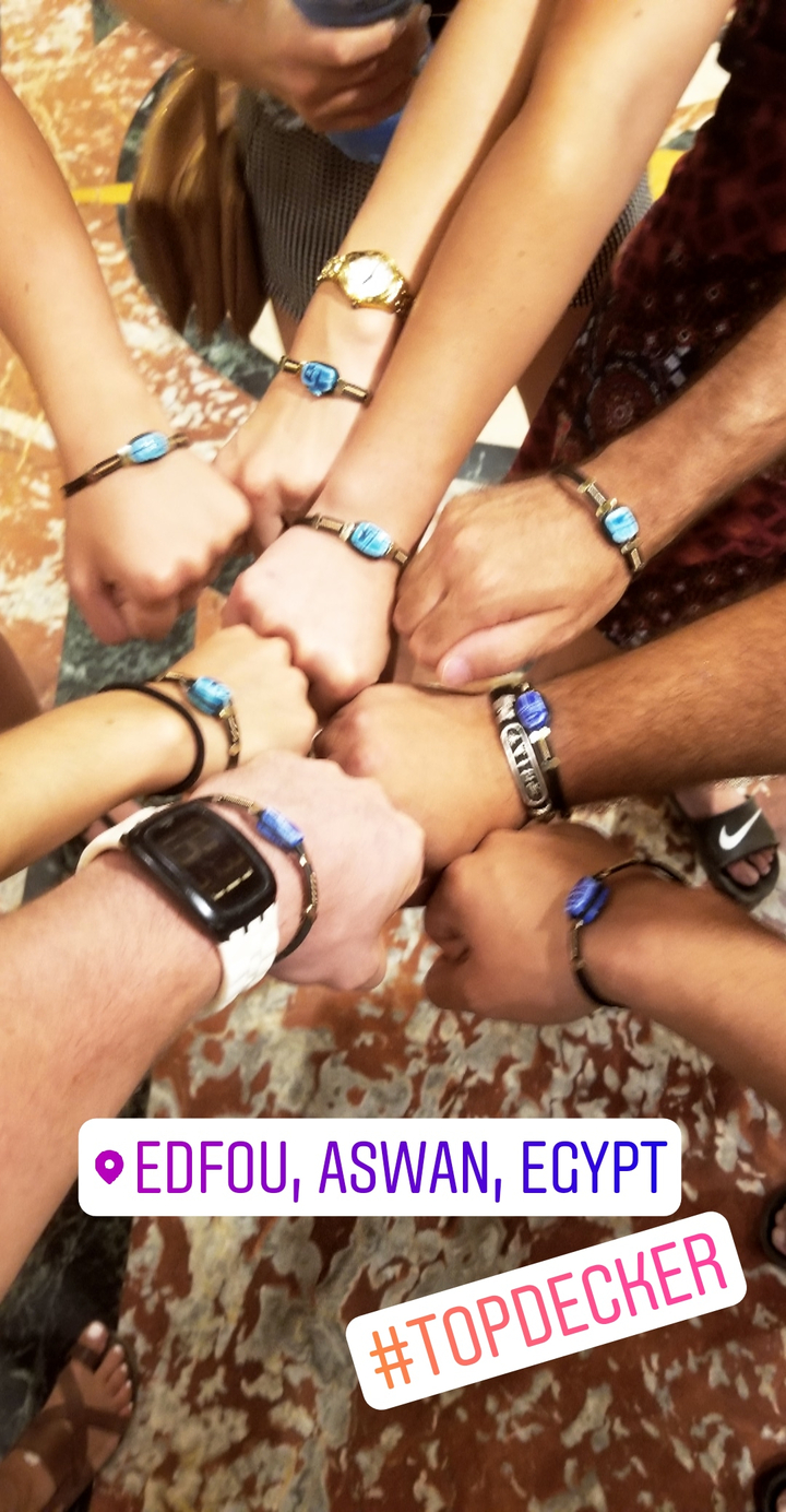 Groupe de mains avec des bracelets joints.