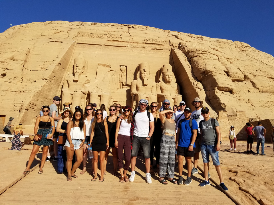 Groupe posant devant le temple d'Abou Simbel.