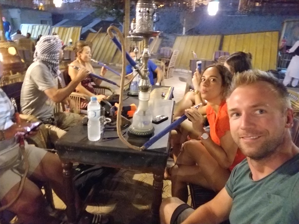 Selfie de groupe dans un café avec Sheesha.