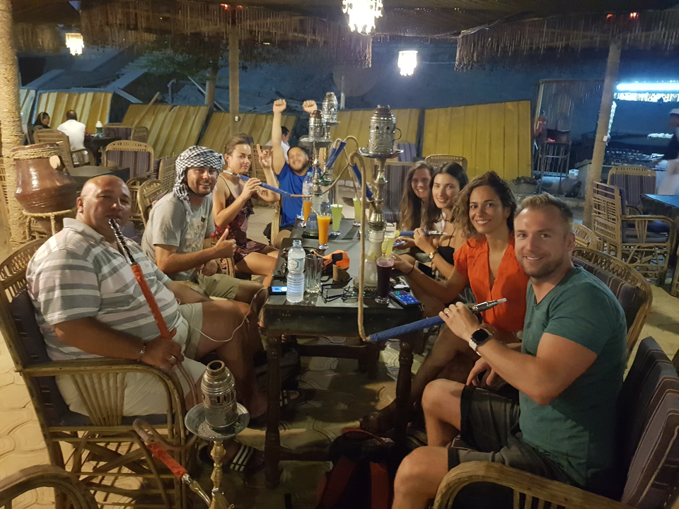 Des gens qui savourent la chicha dans un café.