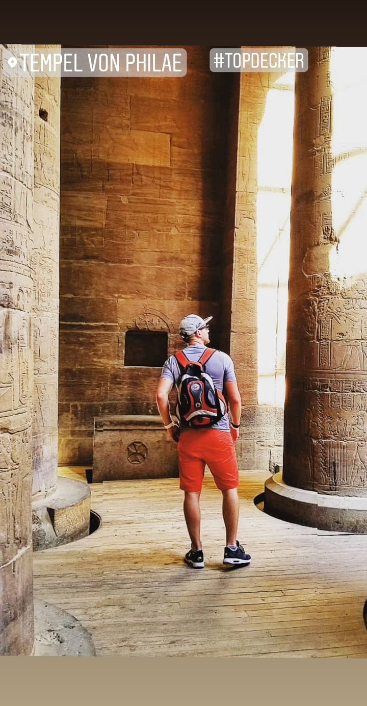 Personne explorant l'intérieur de temples anciens.