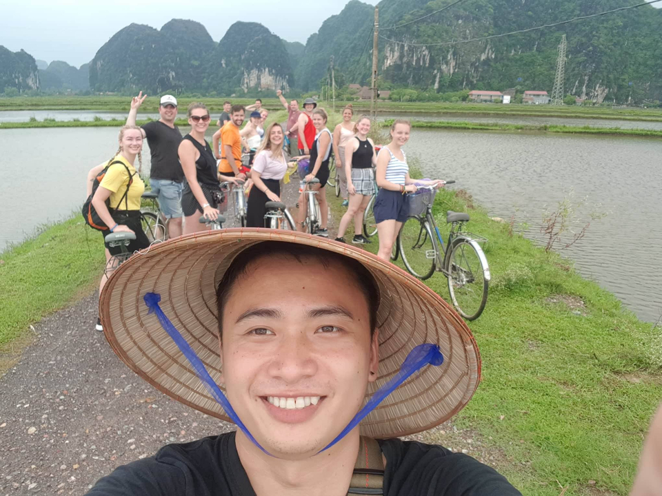 Groupe de personnes à vélo avec un arrière-plan pittoresque.