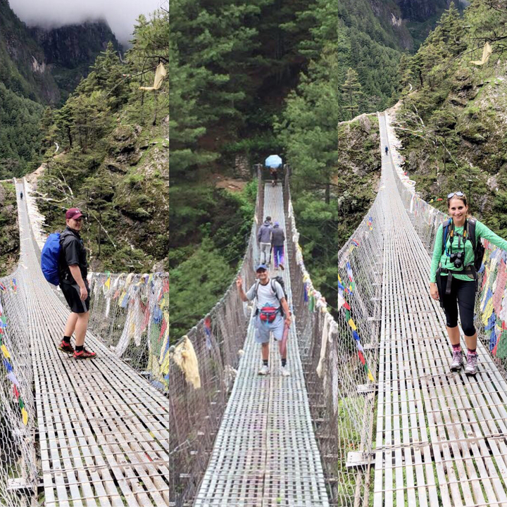 Des personnes sur un pont suspendu entourées par la nature.