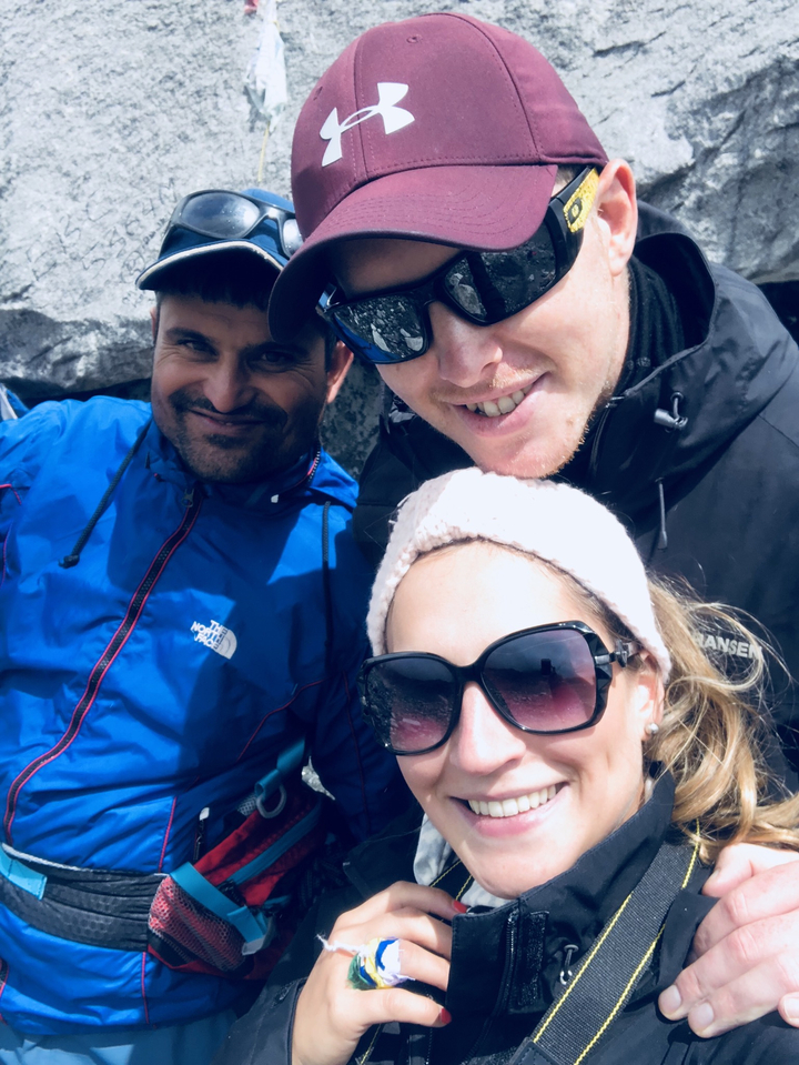 Selfie en gros plan de trois personnes en tenue de plein air.