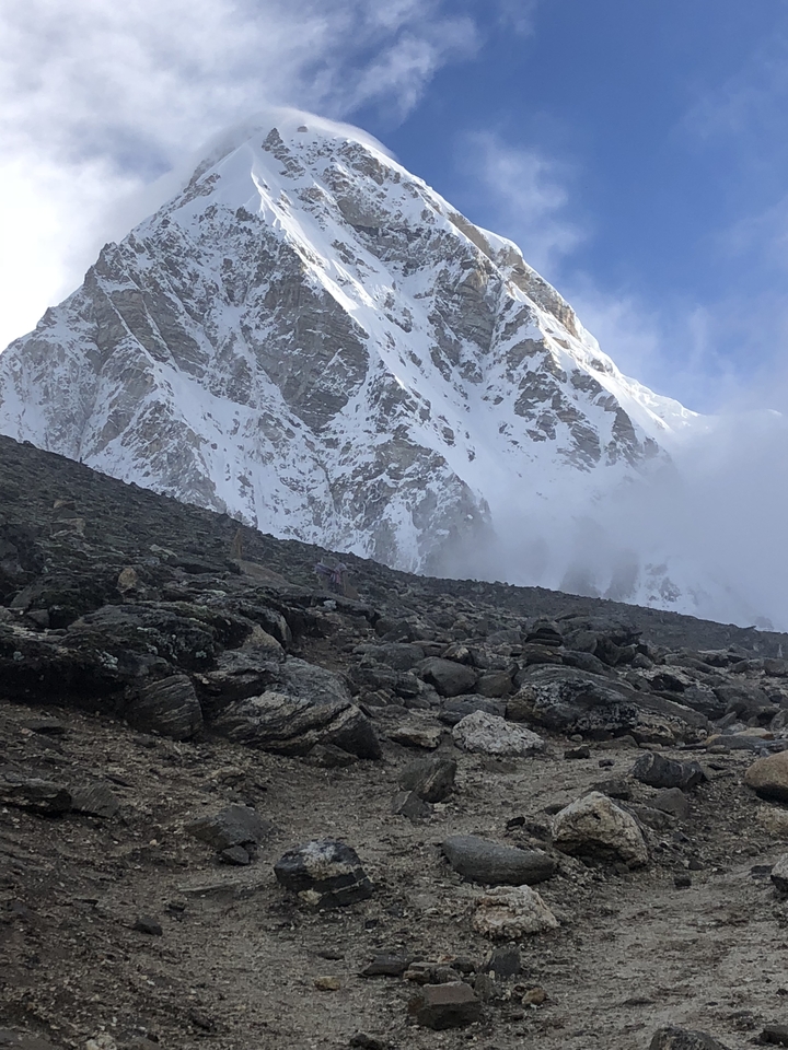 Sommet de montagne enneigé avec un terrain accidenté.