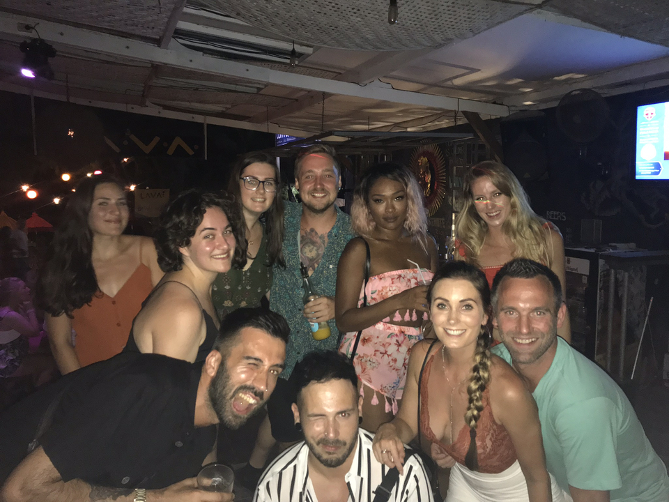 Groupe d'amis posant ensemble lors d'un événement nocturne.