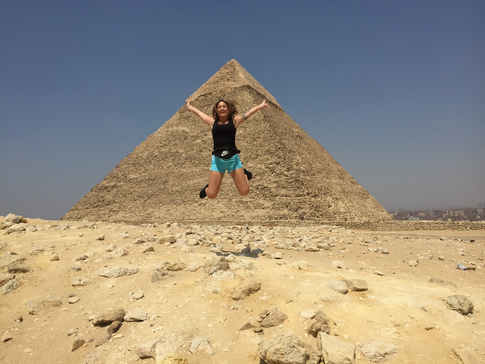 Personne sautant devant la Grande Pyramide de Gizeh.