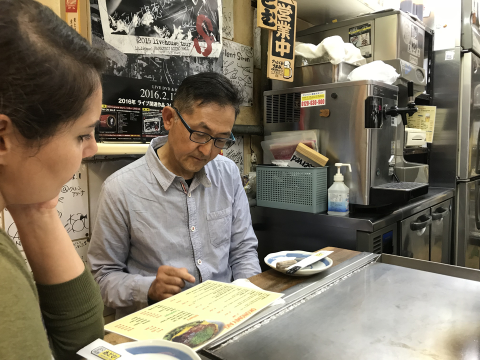 Des gens qui dînent à l'intérieur d'un restaurant moderne.