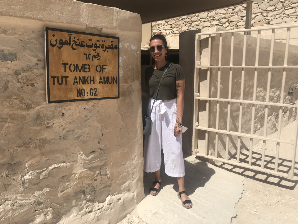 Visiteur à l'entrée du tombeau de Toutânkhamon.