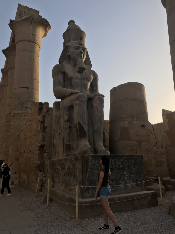 Statue de pharaon dans le complexe du temple.