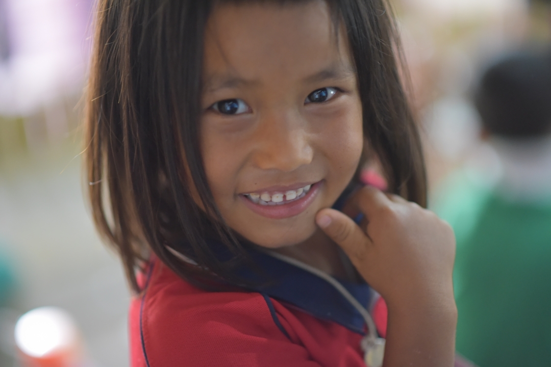 Enfant souriant regardant l'appareil photo.