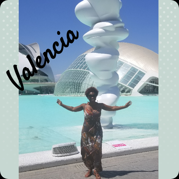 Femme posant devant une architecture moderne avec un texte superposé « Valencia ».