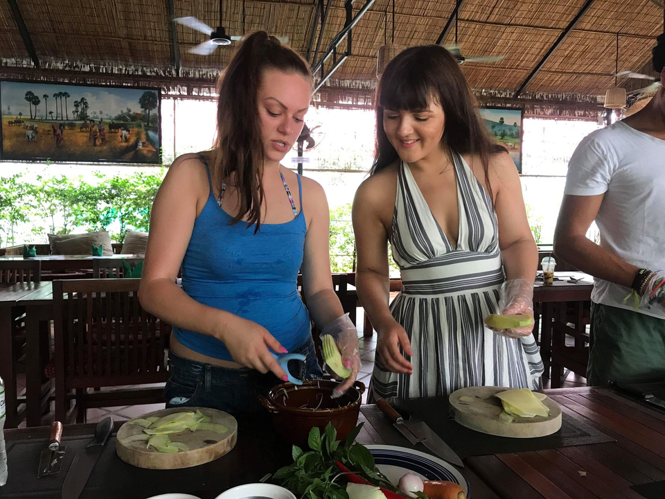 Deux femmes engagées dans une activité de cuisine