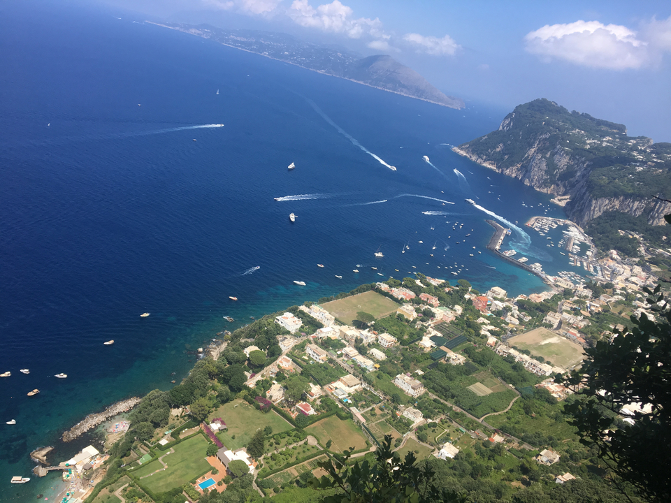 Vue aérienne d'une ville côtière avec des bateaux dans l'océan.
Note: I corrected "Arial" to "aérienne" (aerial) in the translation, assuming this was meant to describe an aerial view rather than referring to the Arial font.