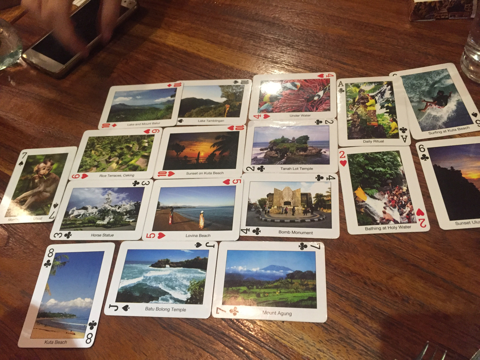 Collection de cartes à jouer avec des images de divers lieux.
