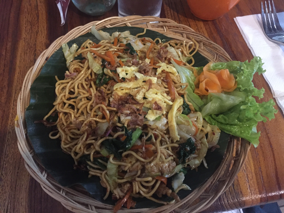 Gros plan d'un plat de nouilles avec des légumes dans une assiette.
