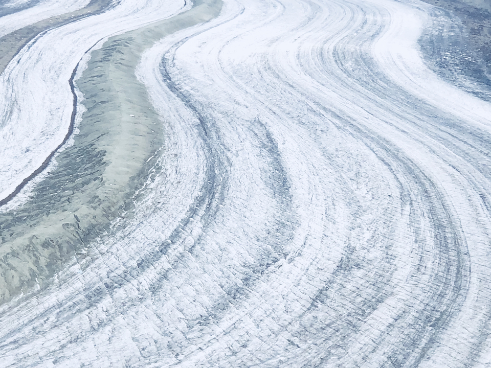 Vue aérienne d'un glacier sinueux.