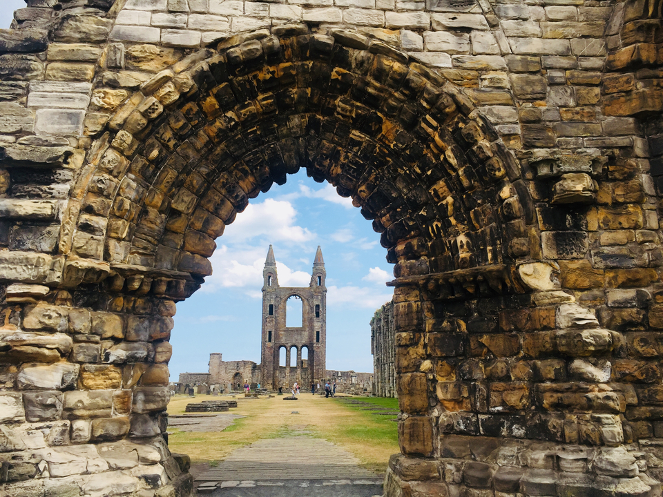Une ancienne structure de pierre avec une vue à travers une voûte.