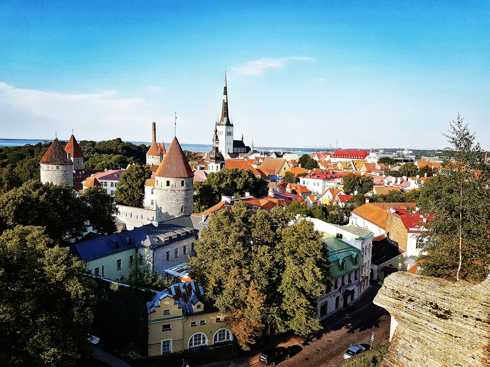 Vue aérienne d'une ville historique avec des clochers d'église et des toits rouges.