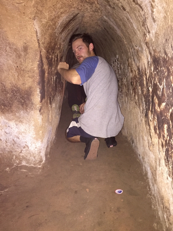 Personne rampant dans un tunnel étroit.