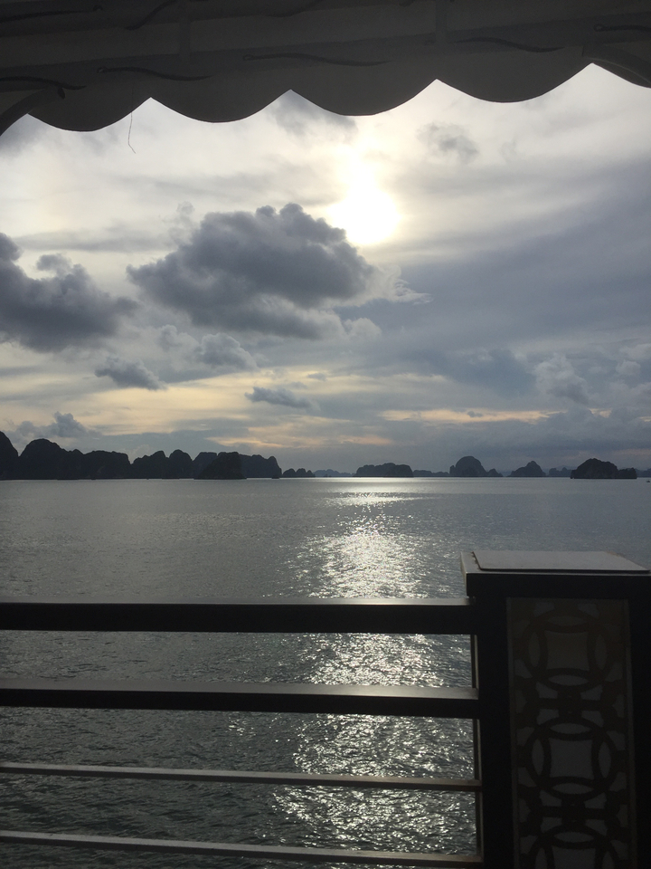 Mer calme avec des îles lointaines sous un ciel maussade.