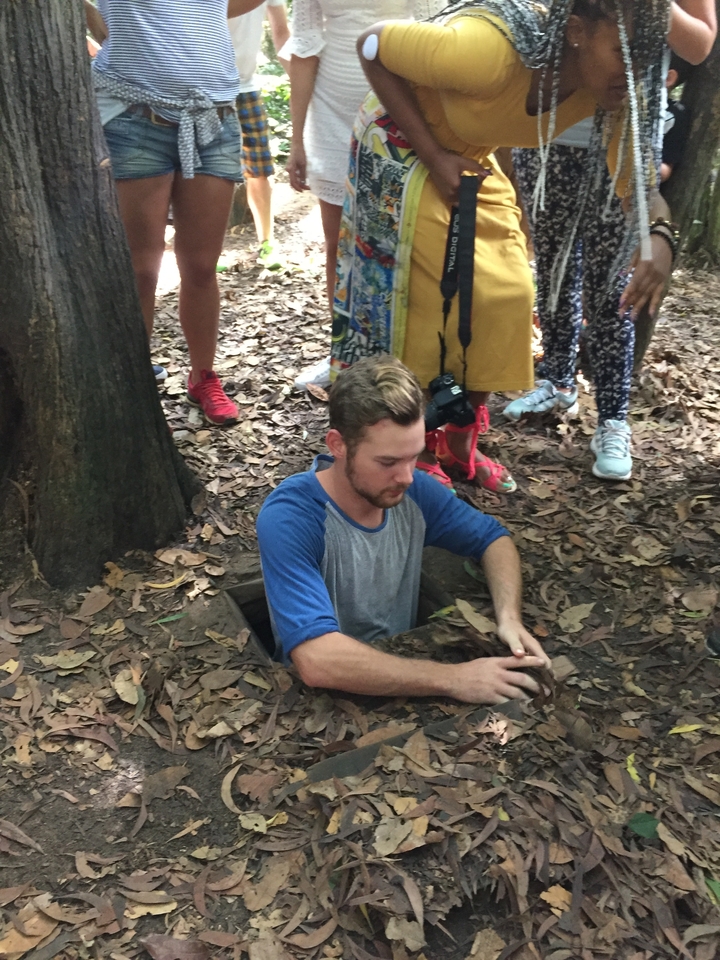 Personne entrant dans un tunnel historique dans une forêt.