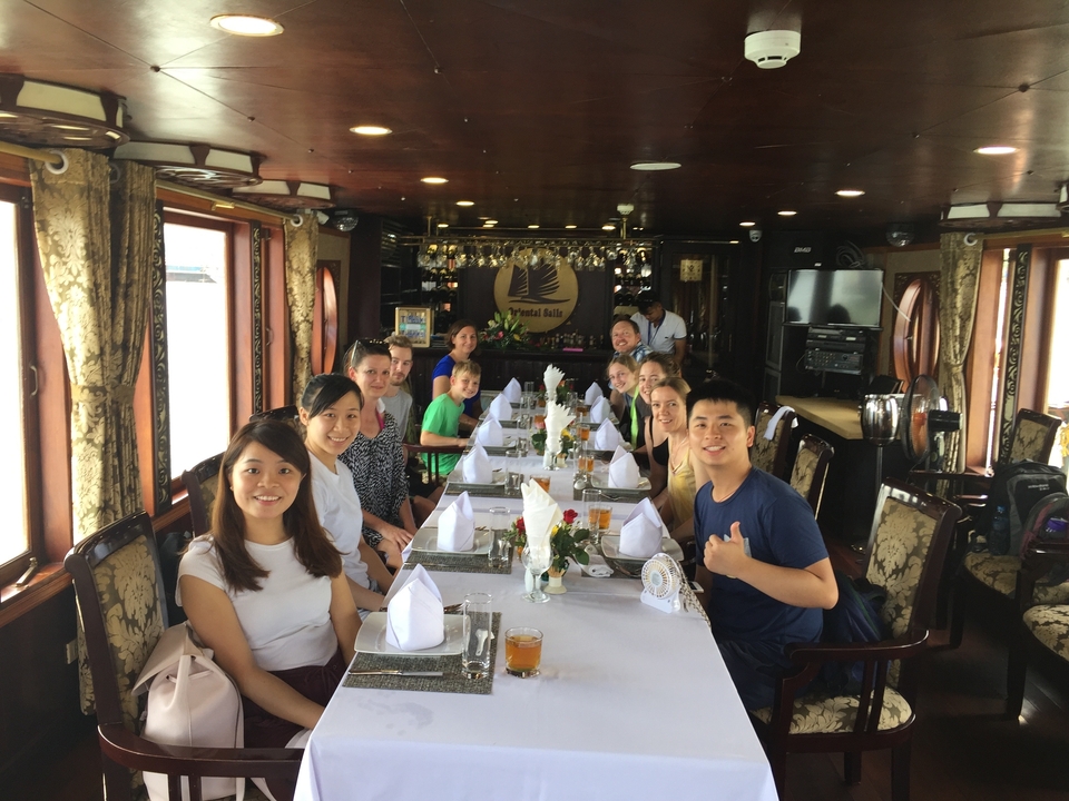 Repas de groupe à bord d'un bateau.