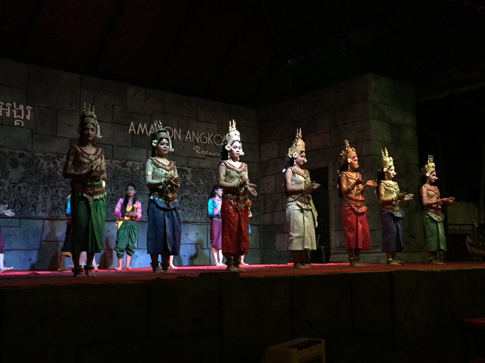 Spectacle de danse traditionnelle sur scène.