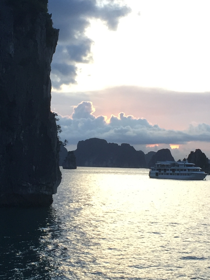 Vue du coucher de soleil avec un bateau sur l'eau.