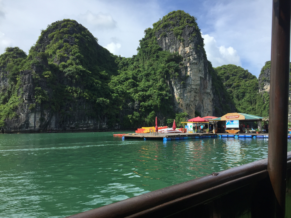 Quai flottant avec kayaks, diverses criques en arrière-plan.