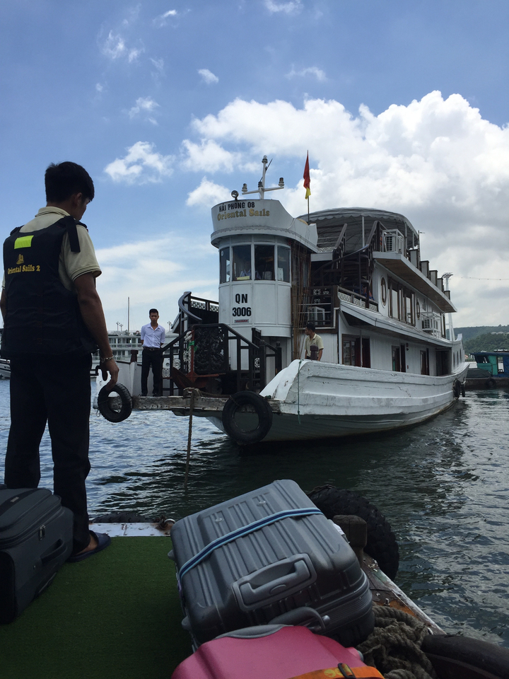 Un bateau étant amarré par le personnel.