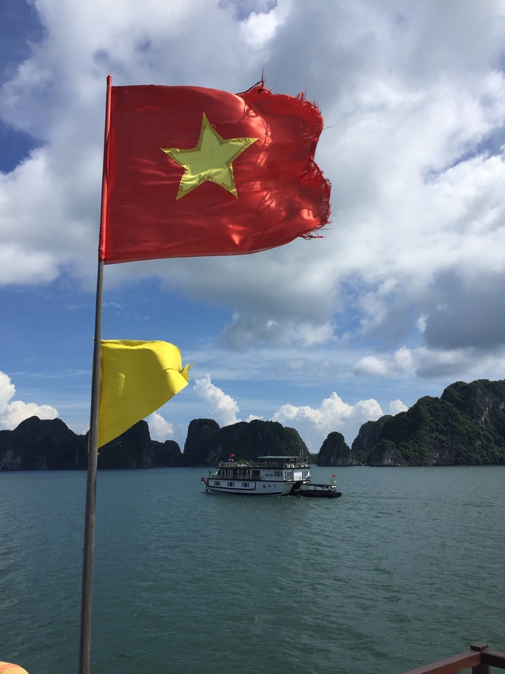 Vue panoramique avec des drapeaux contre un ciel nuageux.