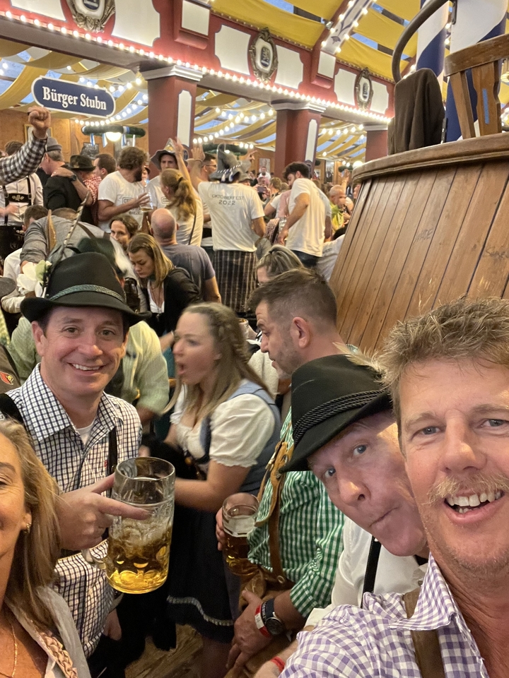 Groupe de personnes en tenue traditionnelle lors d'un festival de bière.