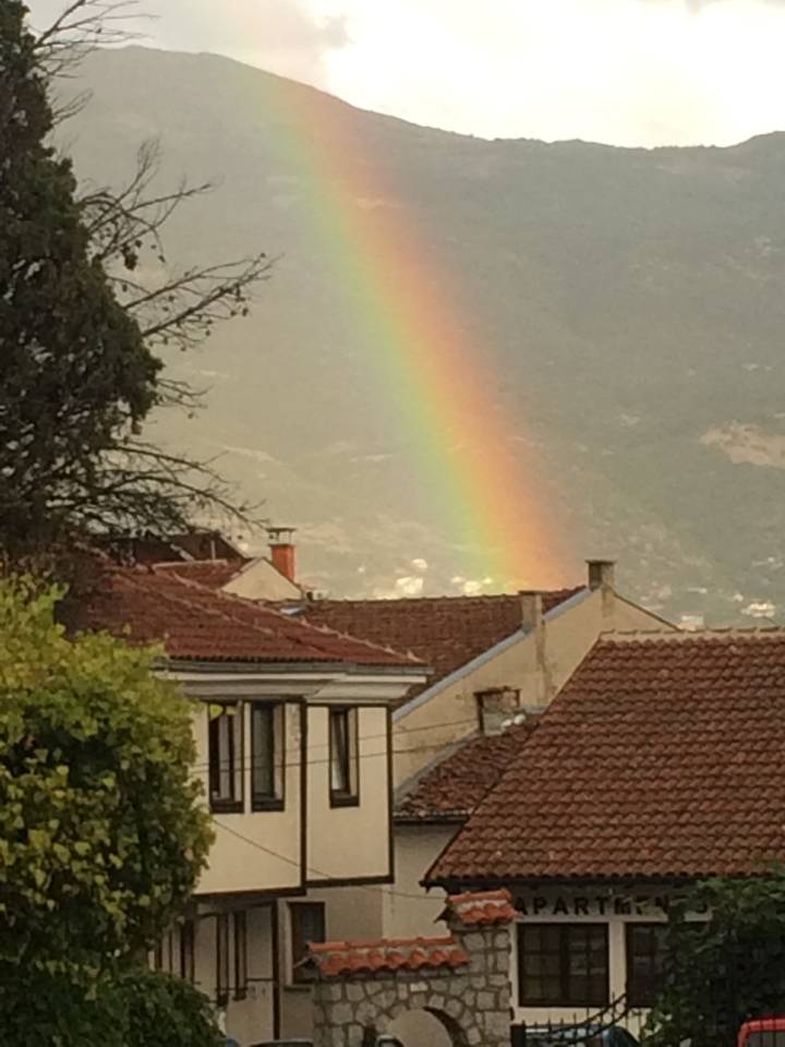 Un arc-en-ciel dans une région montagneuse.