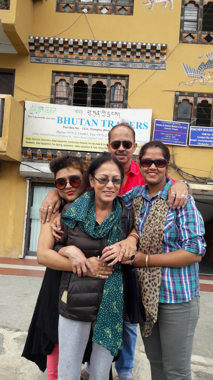 Groupe de personnes posant ensemble près d'un bâtiment.