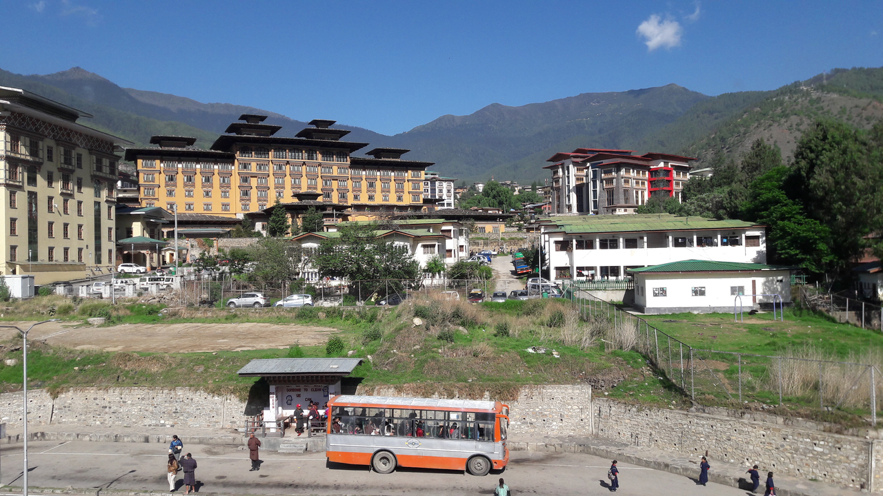 Paysage urbain avec des montagnes en arrière-plan.