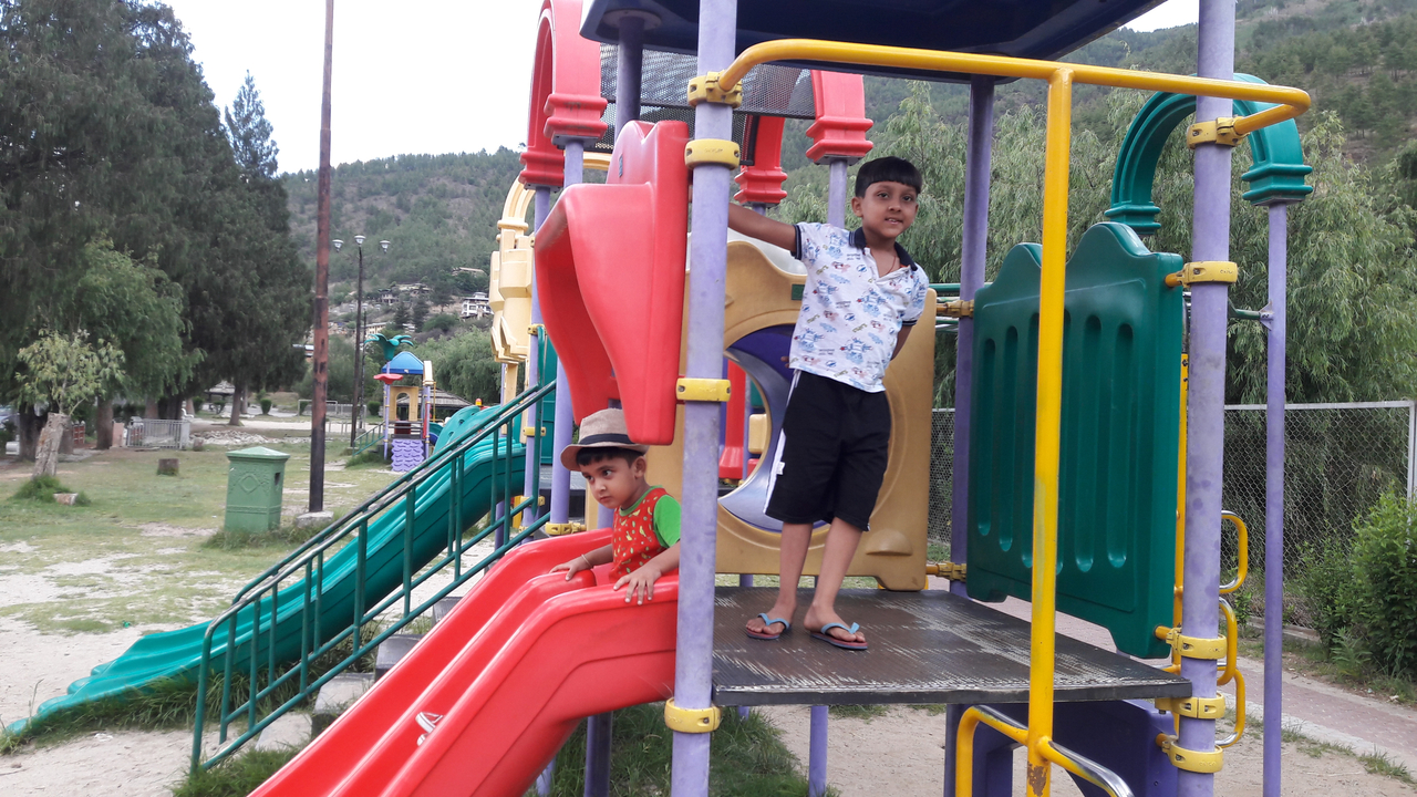 Des enfants qui jouent sur des équipements de jeux colorés.