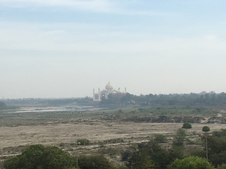 Vue enfumée du Taj Mahal vu de loin.