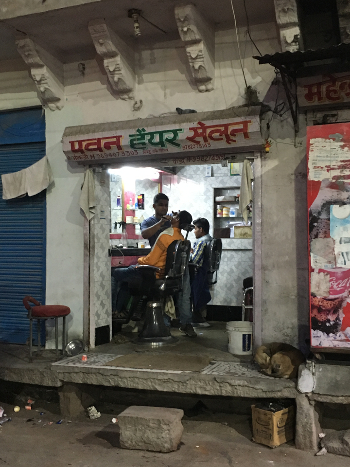 Une scène de salon de coiffure avec un client qui se fait couper les cheveux.