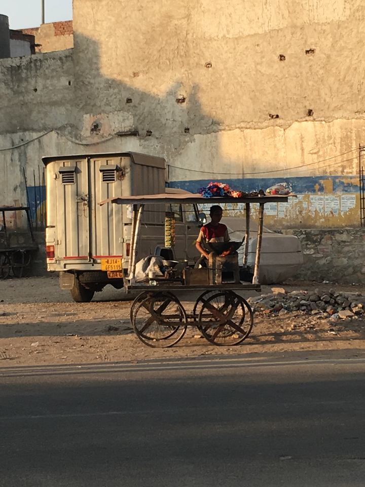 Vendeur ambulant installant sa charrette.