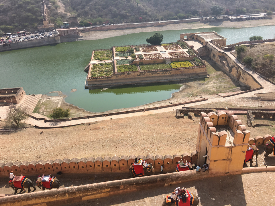 Vue aérienne d'un fort avec des jardins et de l'eau qui l'entourent.