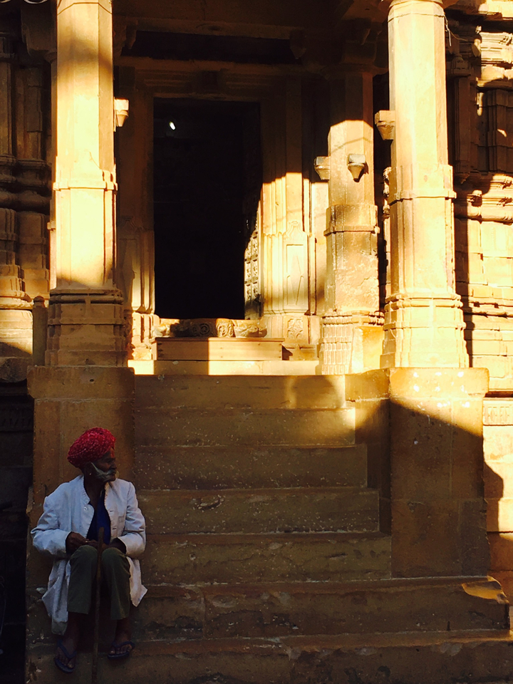 Personne devant un bâtiment orné.
