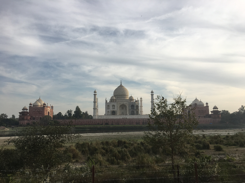 Vue large du Taj Mahal avec le paysage environnant.