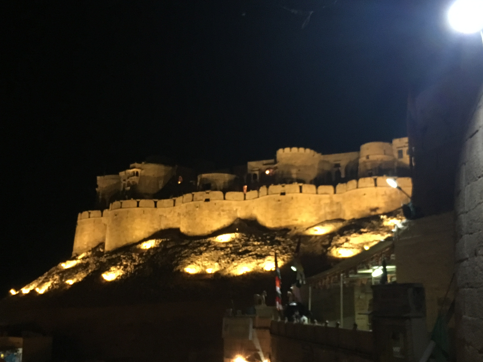 Vue nocturne d'un fort illuminé.