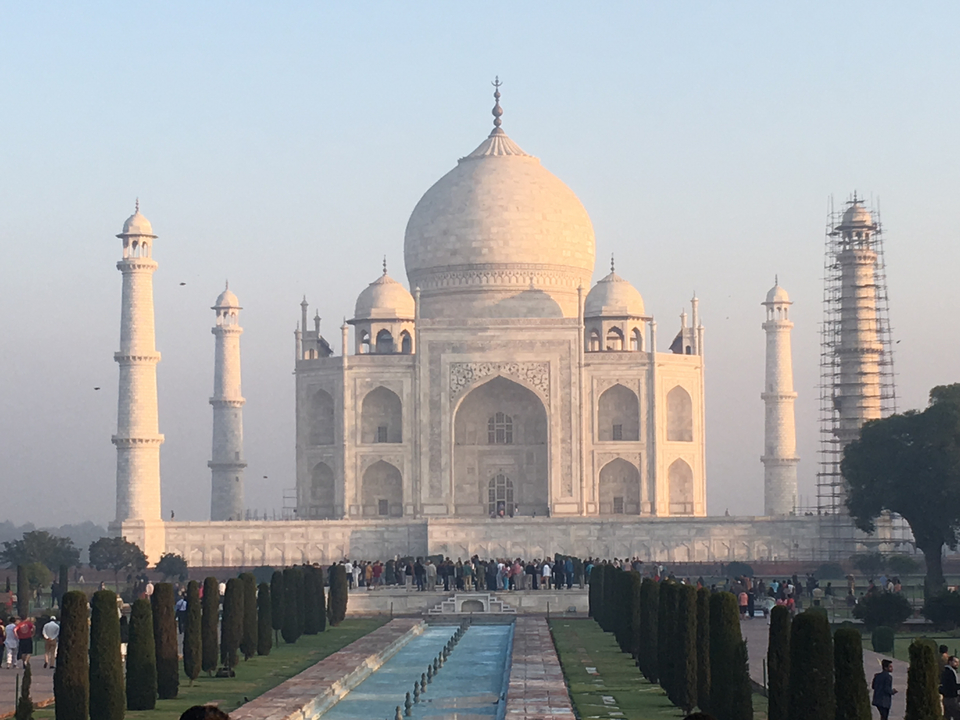 Vue complète du Taj Mahal avec un échafaudage sur une tour.
