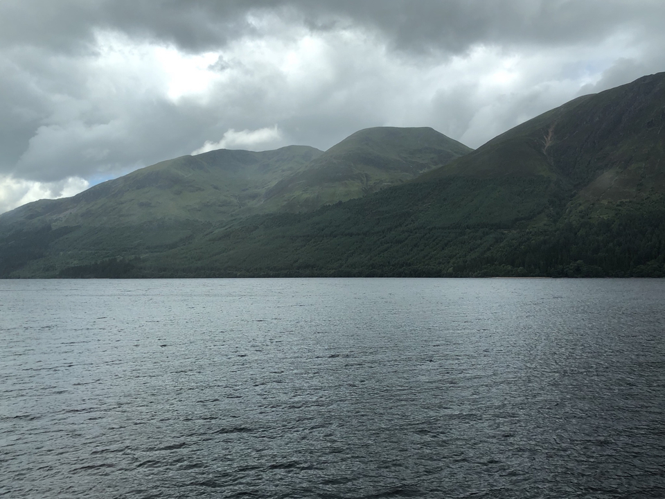 Lac avec des montagnes en arrière-plan