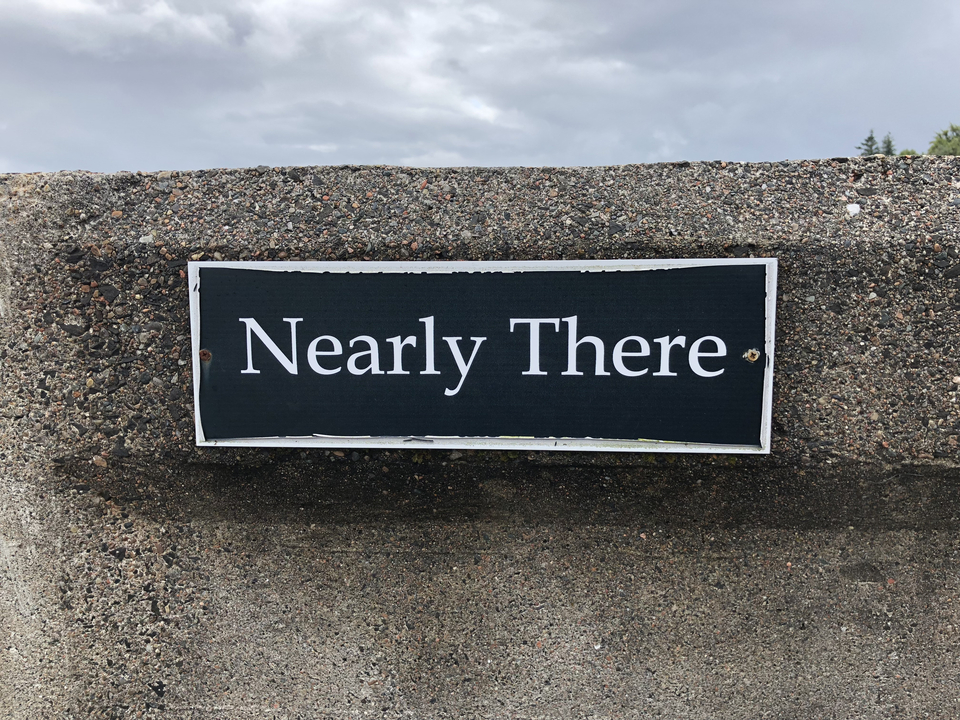 Panneau sur une structure en béton indiquant « Presque arrivé »