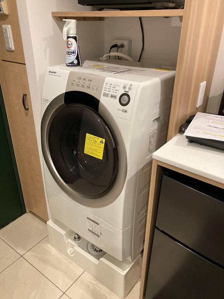 Une machine à laver dans une buanderie.