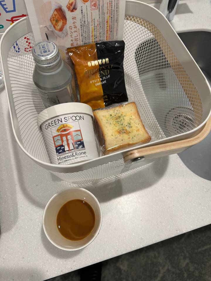 Des articles de petit-déjeuner sur un plateau avec du café.